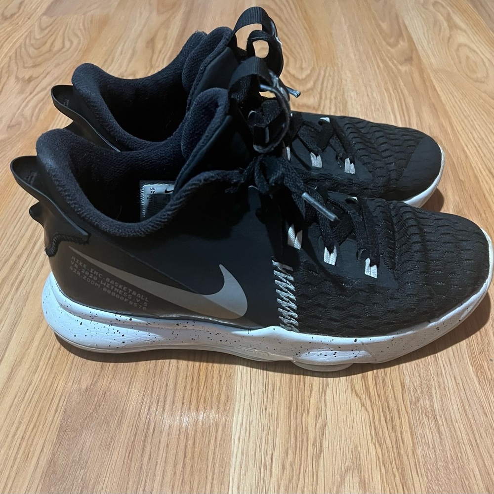 NIKE LEBRON Witness V.5 Air zoom Youth Boys Basketball sneakers